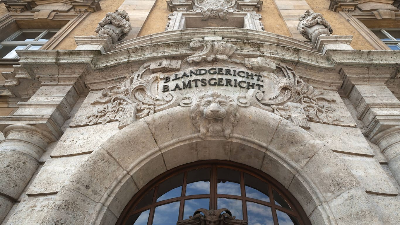 Eingangsportal des bayerischen Amts- und Landgerichts, Schweinfurt (Archivbild): Die Mutter wurde zu einer lebenslangen Haftstrafe verurteilt.