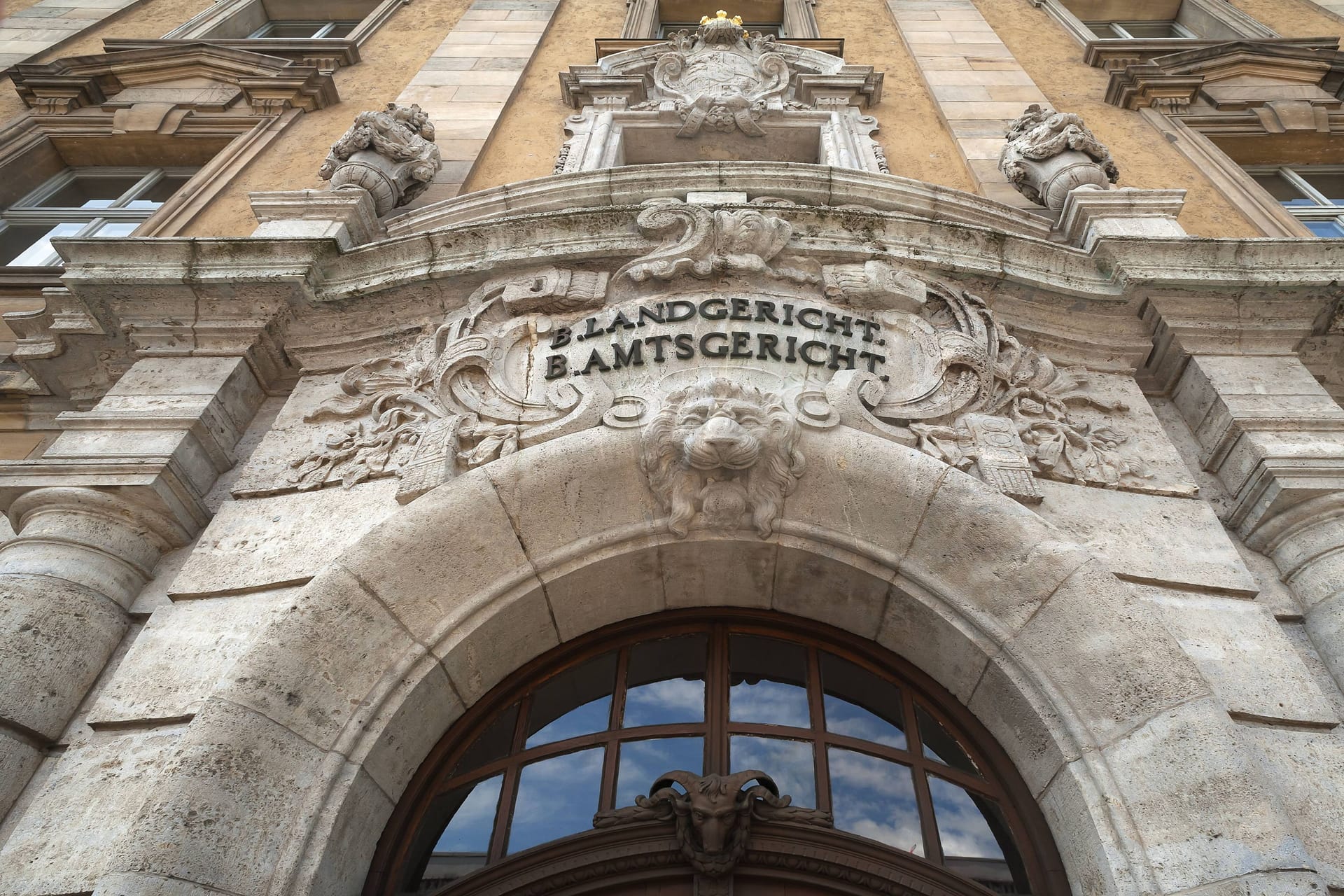 Eingangsportal des bayerischen Amts- und Landgerichts, Schweinfurt (Archivbild): Die Mutter wurde zu einer lebenslangen Haftstrafe verurteilt.