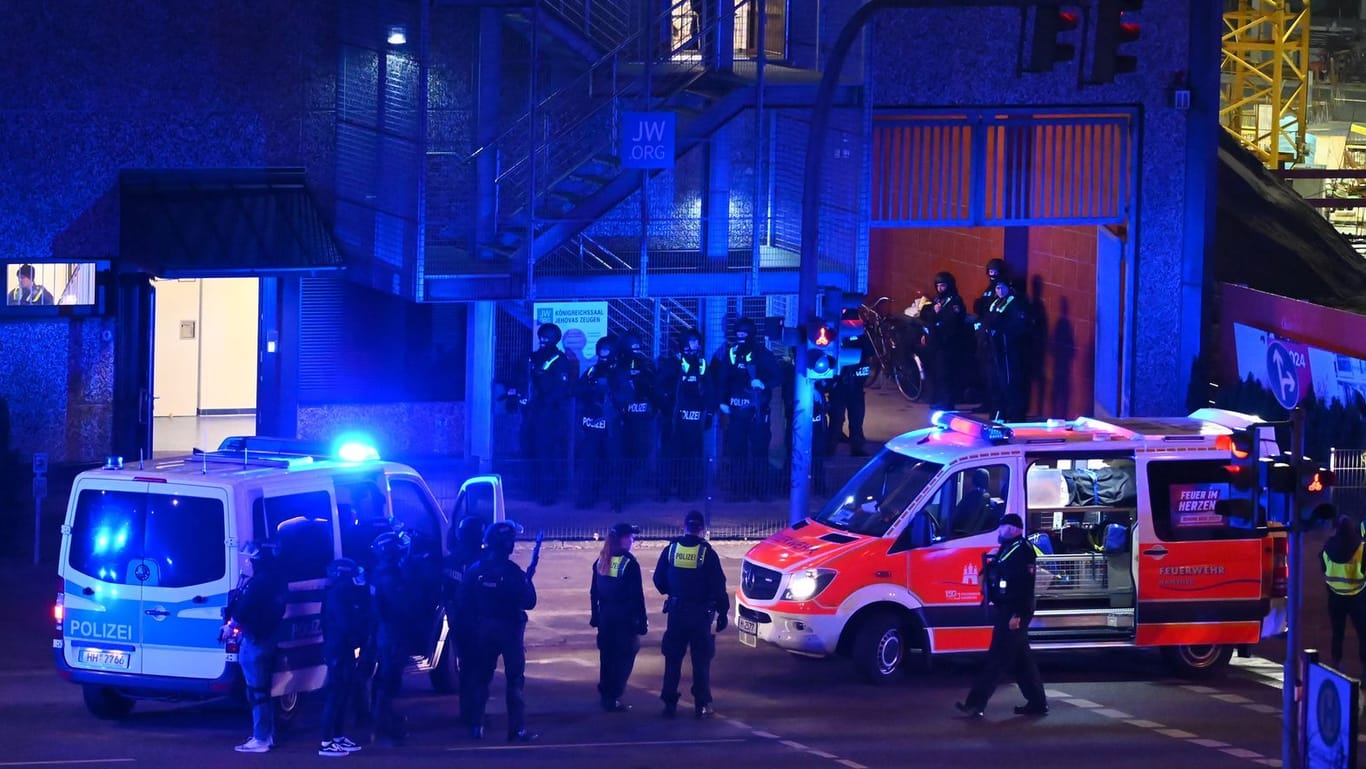 Polizisten und Rettungskräfte am Tatort: Bei einer Veranstaltung der Zeugen Jehovas starben gestern Abend mindestens sieben Menschen.