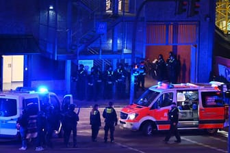 Polizisten und Rettungskräfte am Tatort: Bei einer Veranstaltung der Zeugen Jehovas starben gestern Abend mindestens sieben Menschen.