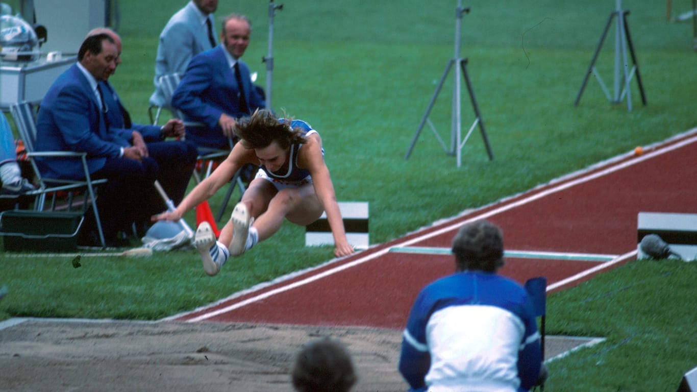 Heike Drechsler, die damals noch Daute hieß, 1983 in Helsinki: Bei ihrem WM-Debüt gewann die DDR-Athletin den Titel mit einem Sprung über 7,27 Metern.