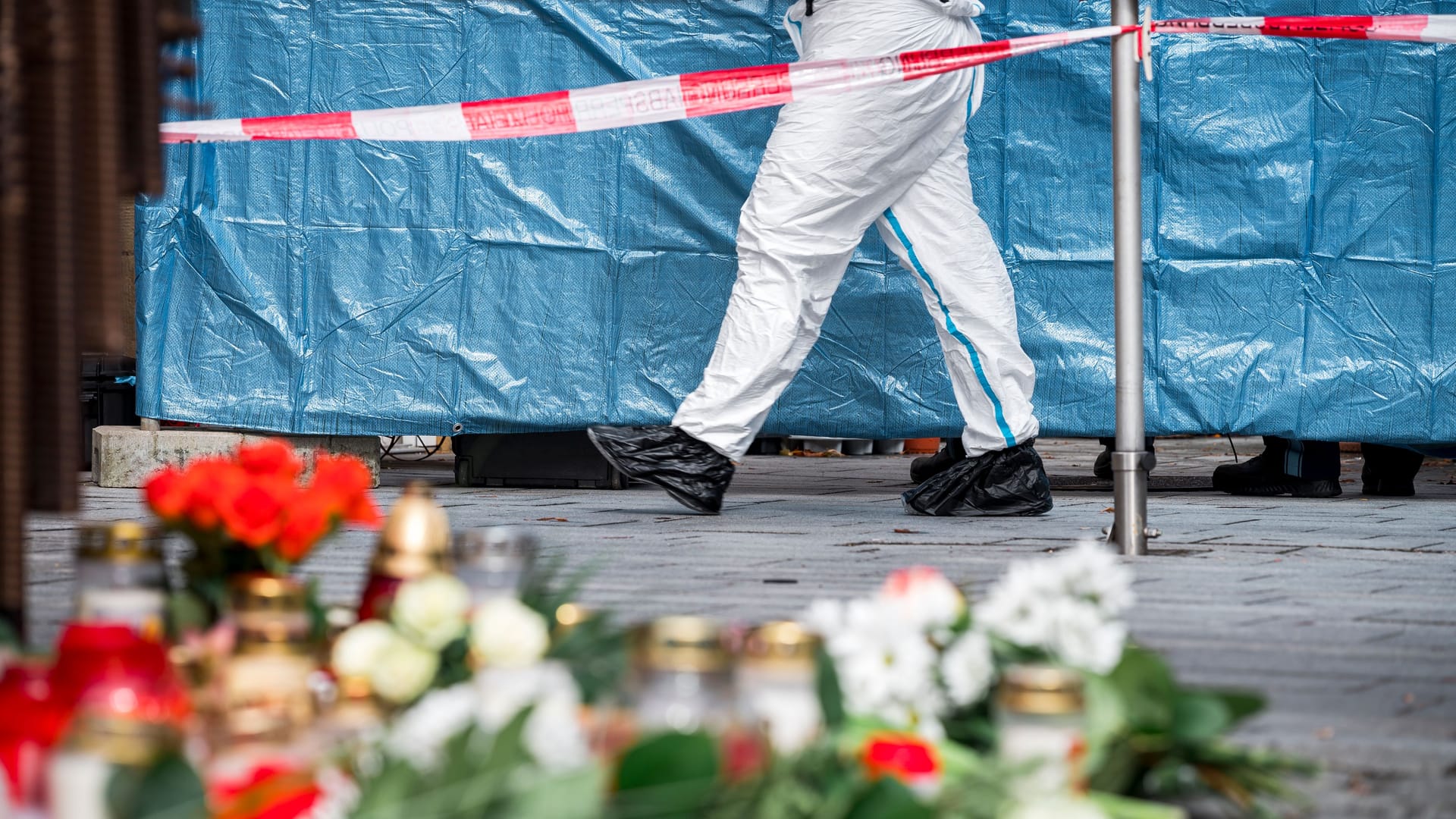 Spurensicherung vor Ort (Archivbild): Die Leiche der Mitarbeiterin lag im Blumenladen. Spurensicherung vor Ort (Archivbild): Die Leiche der Mitarbeiterin lag im Blumenladen.