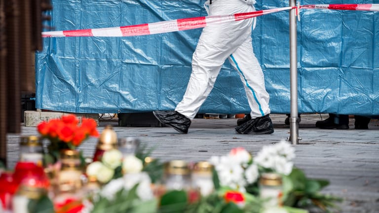 Spurensicherung vor Ort (Archivbild): Die Leiche der Mitarbeiterin lag im Blumenladen.
