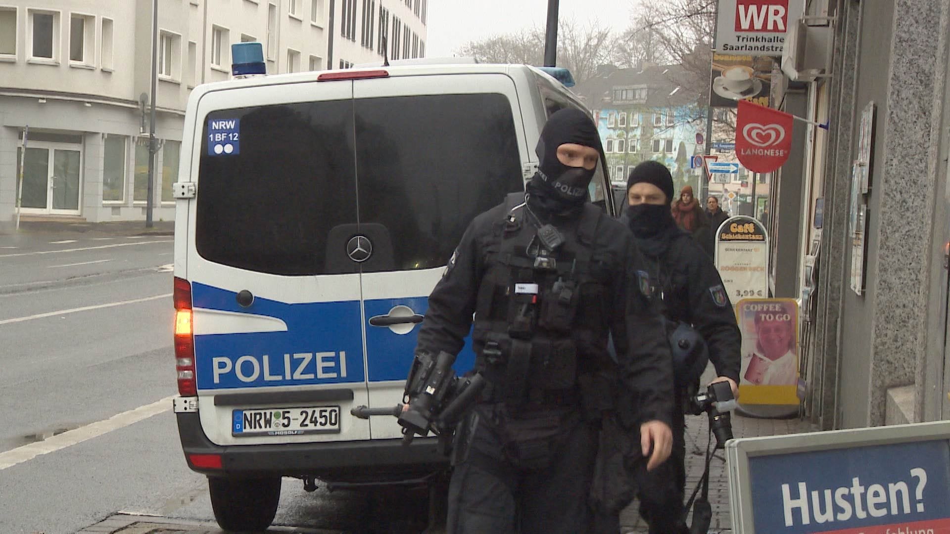 Polizisten bei der Razzia: Nach einem Überfall auf Schalke-Fans griff die Polizei nun durch. Polizisten bei der Razzia: Nach einem Überfall auf Schalke-Fans griff die Polizei nun durch.