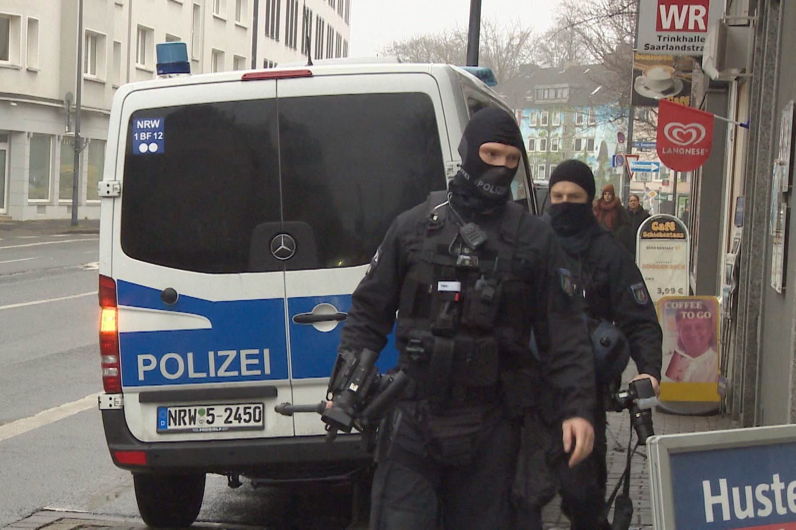 Polizisten bei der Razzia: Nach einem Überfall auf Schalke-Fans griff die Polizei nun durch.