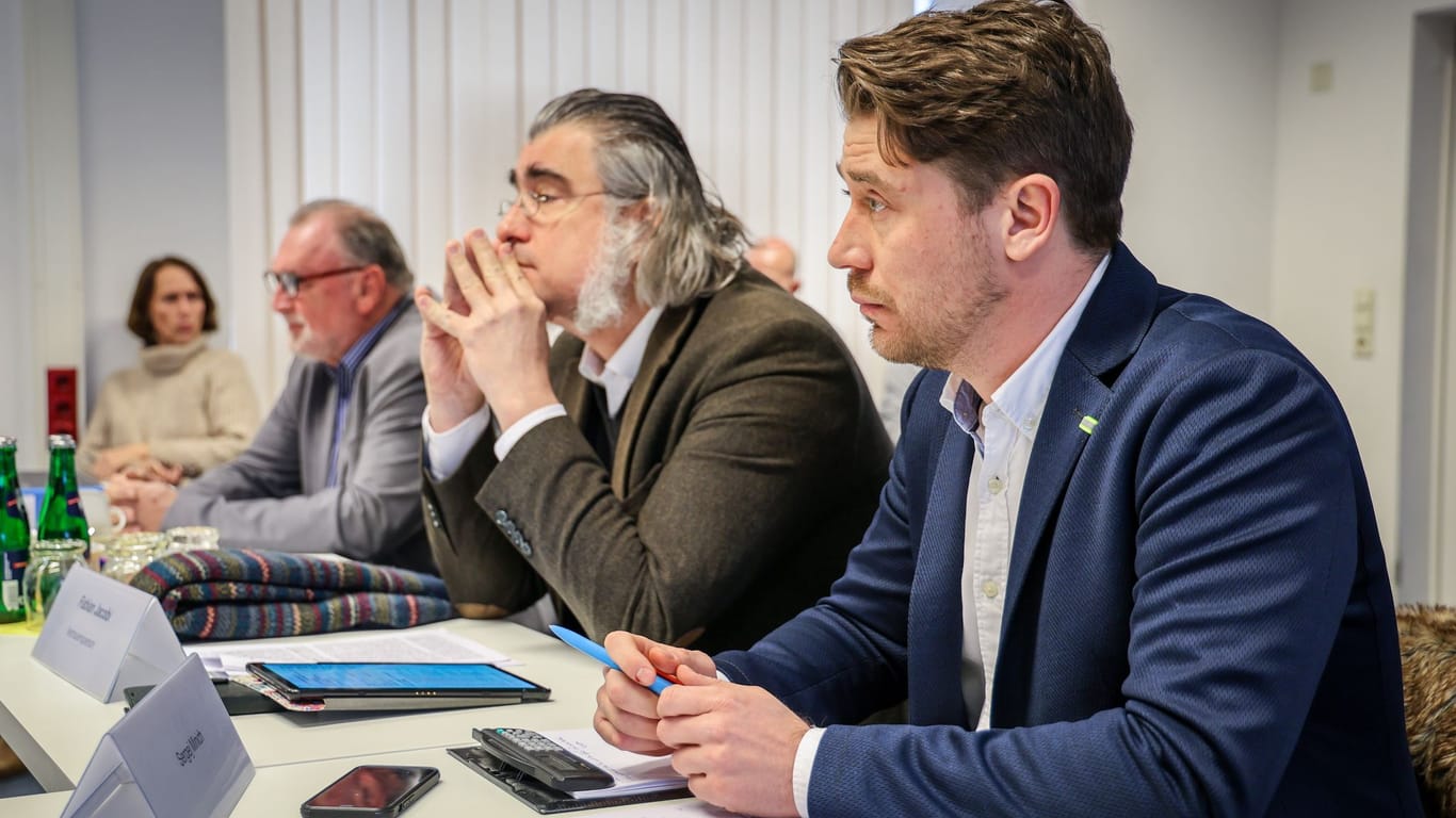 Der Bürgerschaftsabgeordnete Heinrich Löhmann (l-r) sowie Fabian Jacobi und Sergej Minich sitzen bei der Sondersitzung des Wahlbereichsausschusses Bremen.