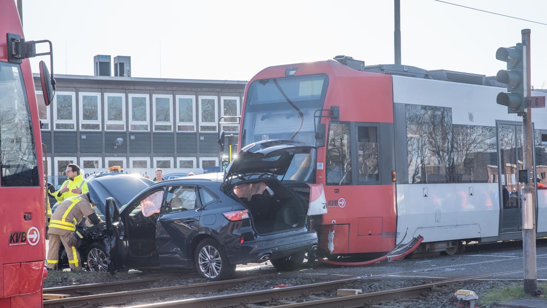 Schienen vor dem Fordwerk in Köln-Niehl: Am Morgen sind hier ein Auto und eine Straßenbahn zusammengestoßen. Schienen vor dem Fordwerk in Köln-Niehl: Am Morgen sind hier ein Auto und eine Straßenbahn zusammengestoßen.