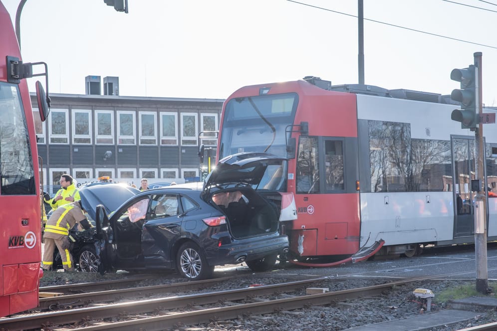 Schienen vor dem Fordwerk in Köln-Niehl: Am Morgen sind hier ein Auto und eine Straßenbahn zusammengestoßen.