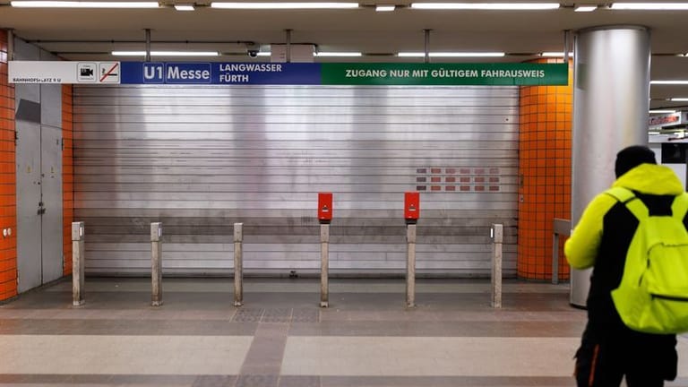 Weil zum Wochenstart der öffentliche Verkehr lahmgelegt ist, sind die Rolltore zur U-Bahn in Nürnberg heruntergelassen.