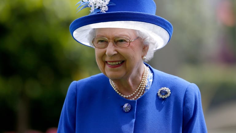Queen Elizabeth II. beim Royal Ascot 2015: Hier trägt auch sie die Brosche.