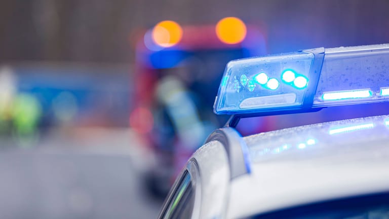 Blaulicht auf einem Polizeiauto (Symbolbild): Der Einsatz konnte nach rund einer Stunde beendet werden.