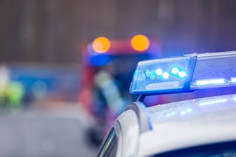Blaulicht auf einem Polizeiauto (Symbolbild): Der Einsatz konnte nach rund einer Stunde beendet werden.