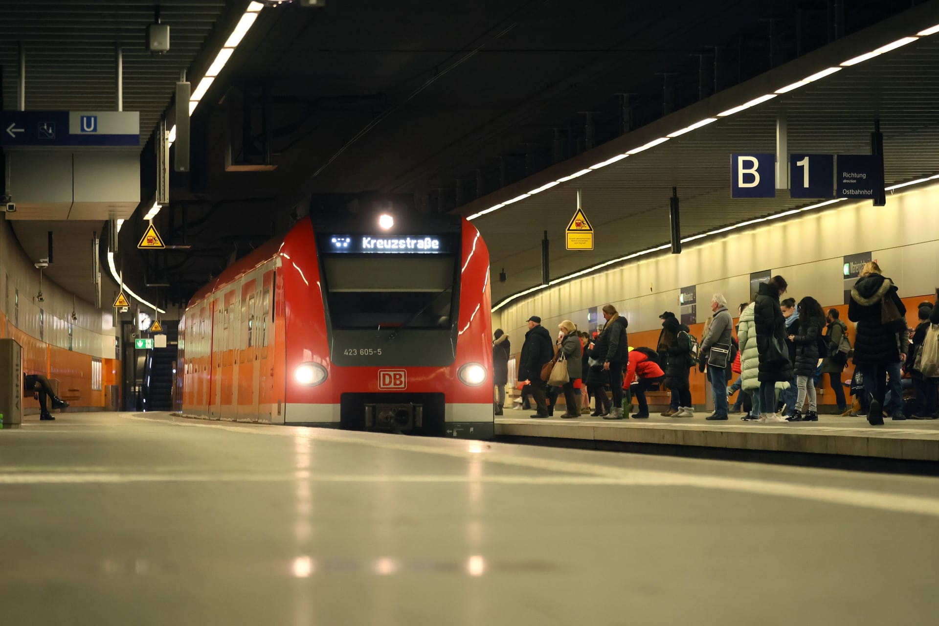 Ein Unbekannter schlug einem Jugendlichen am Marienplatz in München hart auf den Hinterkopf (Archivbild): Der 17-Jährige brach daraufhin zusammen.