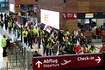 Mitarbeiter des Flughafen BER: Aus Berlin startet am Montag kein einziger Flieger.
