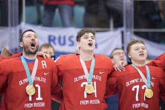 Russische Eishockeyspieler bei Olympia 2018: Sie sangen die russische Nationalhymne als die Olympische Hymne lief.