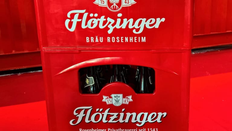 Zwei Kasten Flötzinger Bräu aus Rosenheim (Archivbild): Die Brauerei ist Teil eines Zusammenschlusses, aus dem die Forderung nach höherem Pfand kommt.