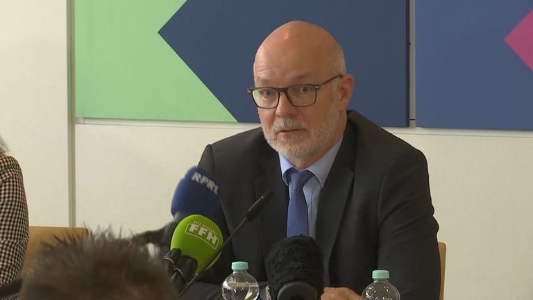 Der Leitende Oberstaatsanwalt in Koblenz, Mario Mannweiler, bei einer Pressekonferenz am Dienstag: "Auch für uns ist die Tat sehr außergewöhnlich und erschütternd."