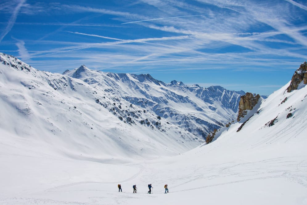 Skitour, Tourengeher, Wintersport, Alpen, Lawine, Lawinengefahr