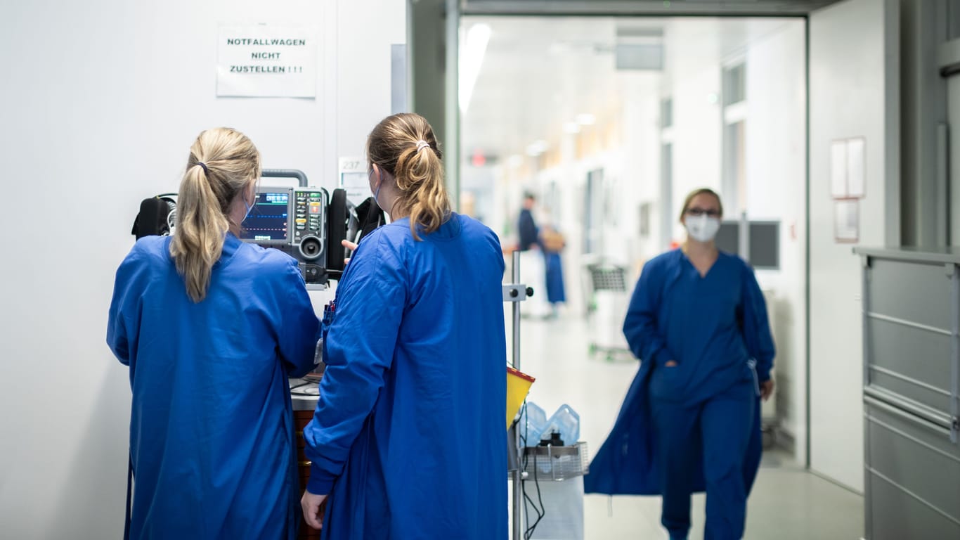 Pfleger auf der Intensivstation eines Klinikums (Archivbild): Wie sehr sind Niedersachsens Krankenhäuser bedroht?
