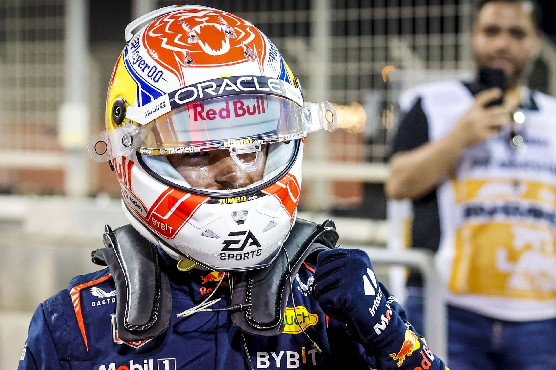 Max Verstappen: Der amtierende Weltmeister feiert seine Pole Position in Bahrain.