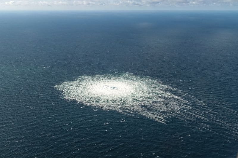 Gasblasen steigen aus einem Nord Stream 2-Leck auf (Archivbild): Wer hat die Pipeline gesprengt?