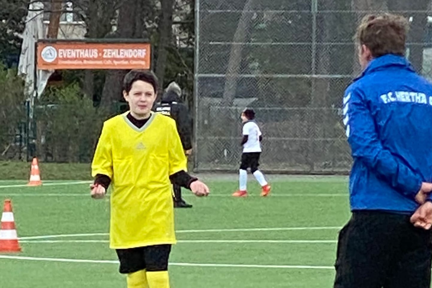 Michel Kamps im Gespräch mit Trainern: Der 13-Jährige musste ein Spiel abbrechen, weil Gewalt unter Zuschauern eskalierte.