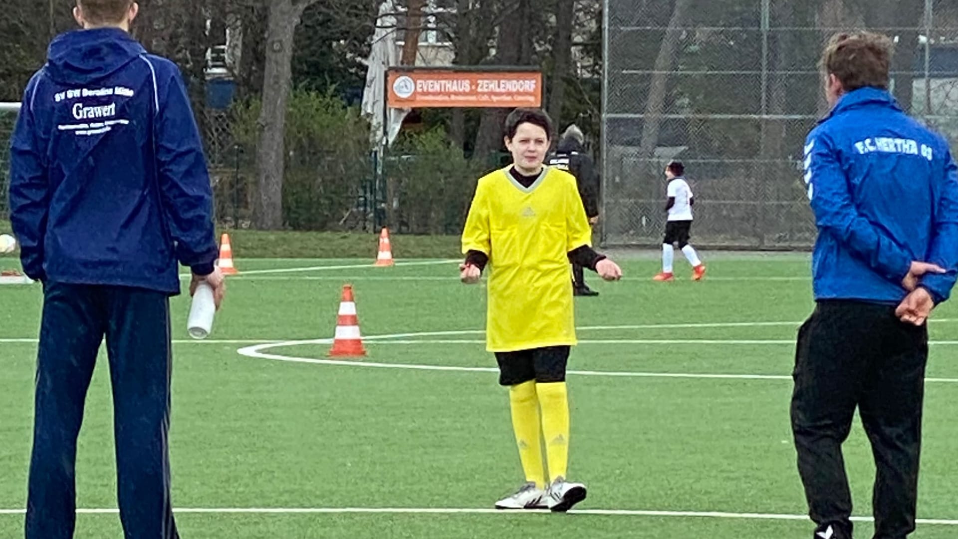 Michel Kamps im Gespräch mit Trainern: Der 13-Jährige musste ein Spiel abbrechen, weil Gewalt unter Zuschauern eskalierte.