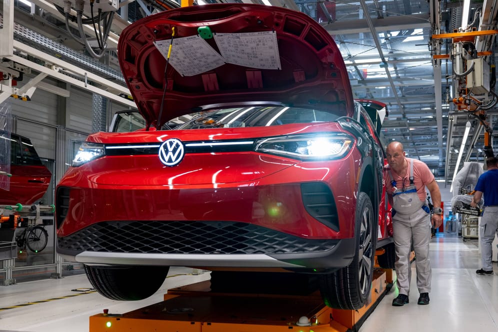 E-Auto-Fabrik von Volkswagen: Verglichen mit 2021 wurden im vergangenen Jahr rund ein Drittel mehr Elektroautos in Deutschland neu zugelassen.