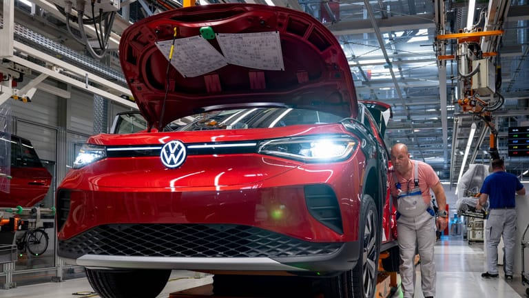 E-Auto-Fabrik von Volkswagen: Verglichen mit 2021 wurden im vergangenen Jahr rund ein Drittel mehr Elektroautos in Deutschland neu zugelassen.