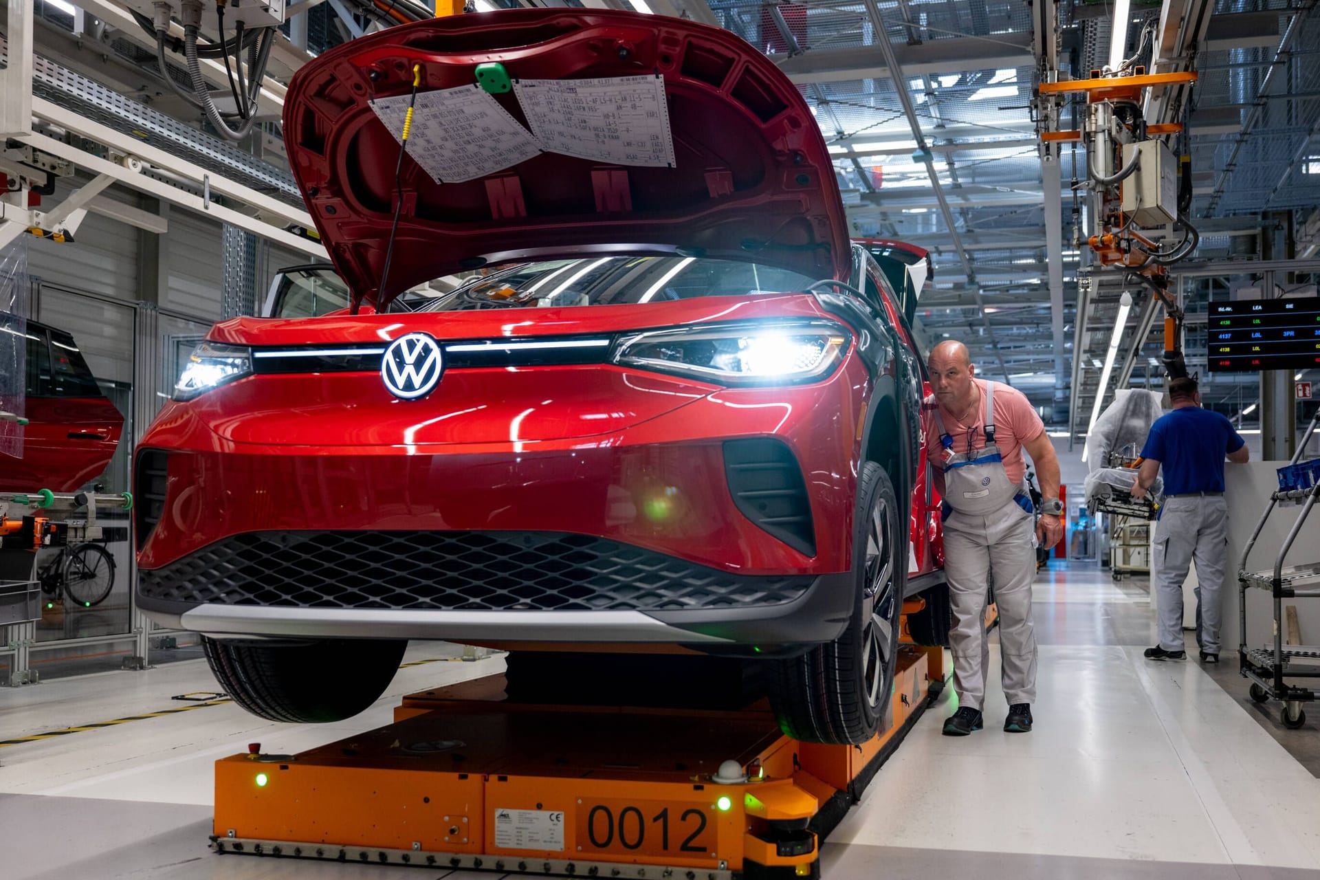 E-Auto-Fabrik von Volkswagen: Verglichen mit 2021 wurden im vergangenen Jahr rund ein Drittel mehr Elektroautos in Deutschland neu zugelassen.