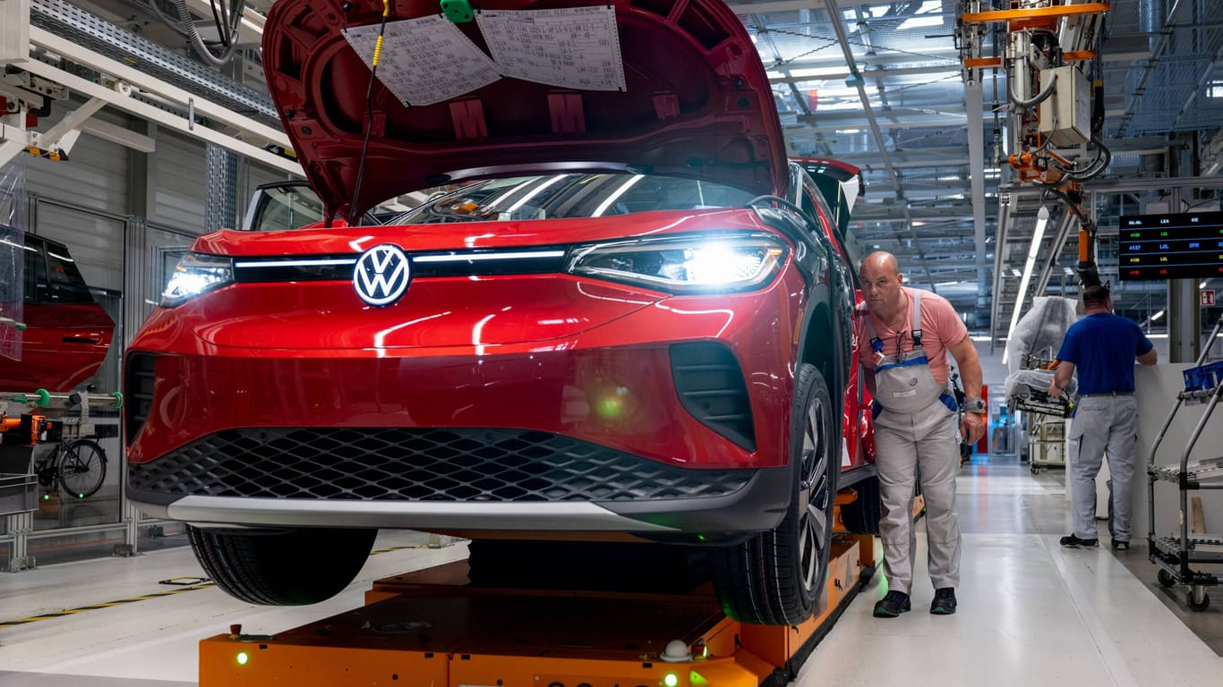 E-Auto-Fabrik von Volkswagen: Verglichen mit 2021 wurden im vergangenen Jahr rund ein Drittel mehr Elektroautos in Deutschland neu zugelassen.