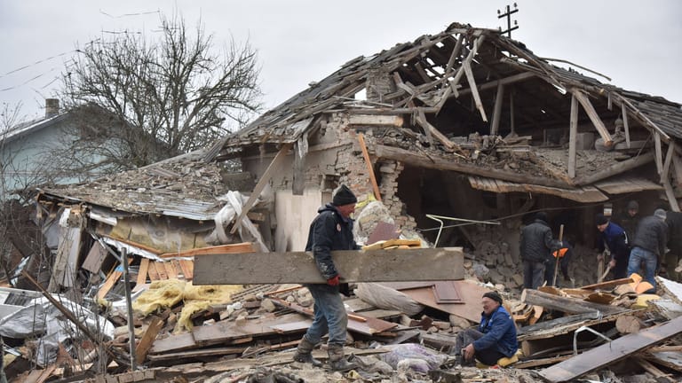 Zerstörtes Haus in der Ukraine: Es darf nicht vergessen werden, dass Russland der Aggressor ist, meint Bednarz.