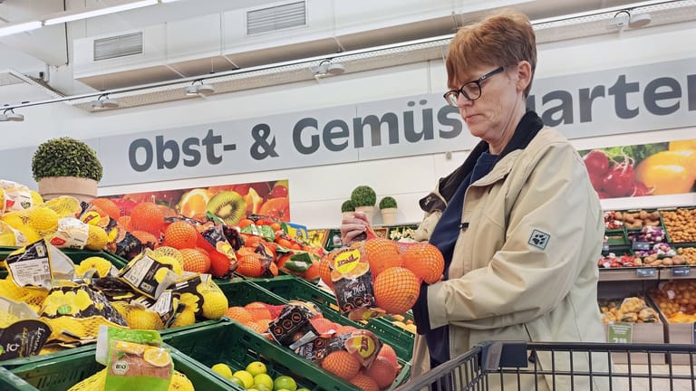 Eine Frau kauft in einem Supermarkt ein (Symbolbild):