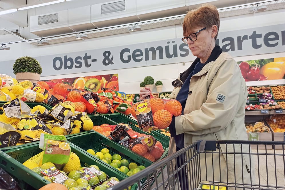 Eine Frau kauft in einem Supermarkt ein (Symbolbild):
