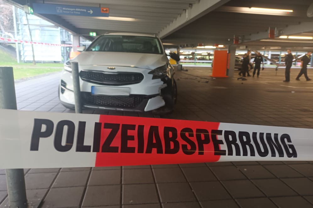Einsatz am Flughafen Köln/Bonn: In einem Parkhaus wurden mehrere Menschen verletzt.