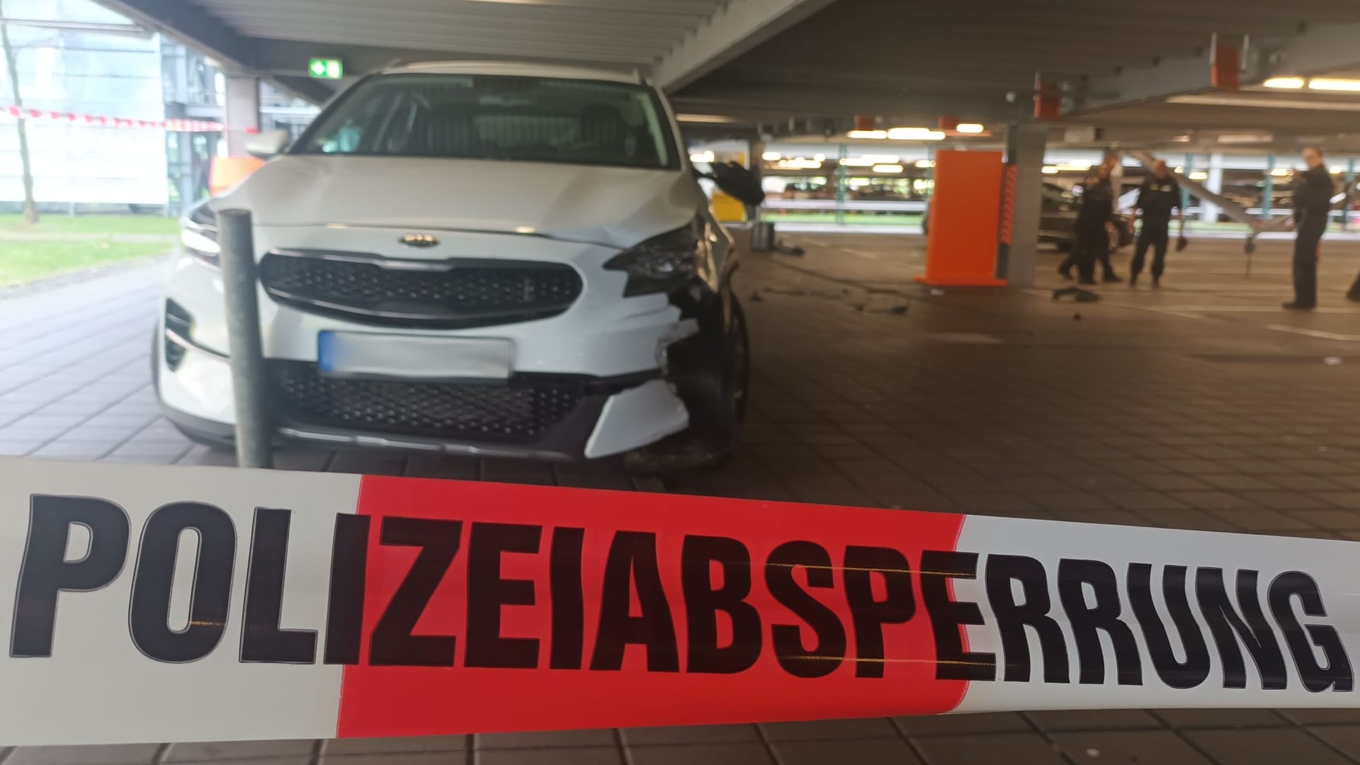 Einsatz am Flughafen Köln/Bonn: In einem Parkhaus wurden mehrere Menschen verletzt. Einsatz am Flughafen Köln/Bonn: In einem Parkhaus wurden mehrere Menschen verletzt.