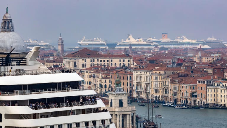 Gefährlich nah: Kreuzfahrtschiffe erreichen Venedig durch den Giudecca-Kanal vorbei am Markusplatz. Die Passage ist umstritten, da die Wasserverdrängung der Schiffe die Bodenstruktur gefährdet.