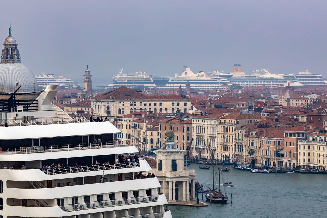 Gefährlich nah: Kreuzfahrtschiffe erreichen Venedig durch den Giudecca-Kanal vorbei am Markusplatz. Die Passage ist umstritten, da die Wasserverdrängung der Schiffe die Bodenstruktur gefährdet.