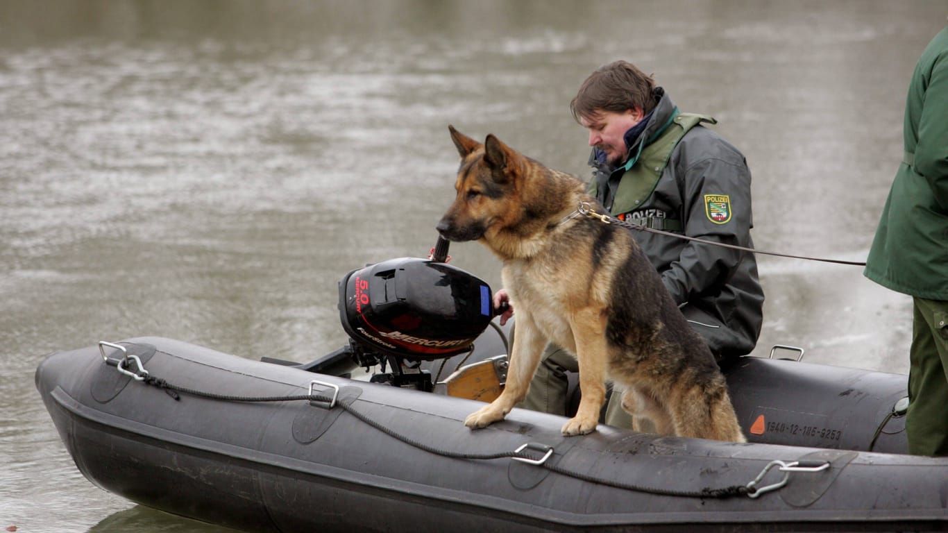 Ein Polizeiboot mit Hund (Symbolbild): Tagelang suchten Retter nach dem Vermissten.