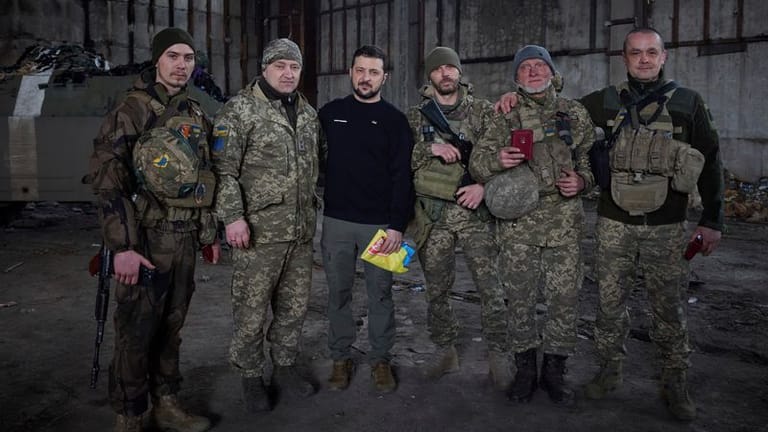 Bachmut: Wolodymyr Selenskyj posiert mit Soldaten für ein Foto in einer Stellung.