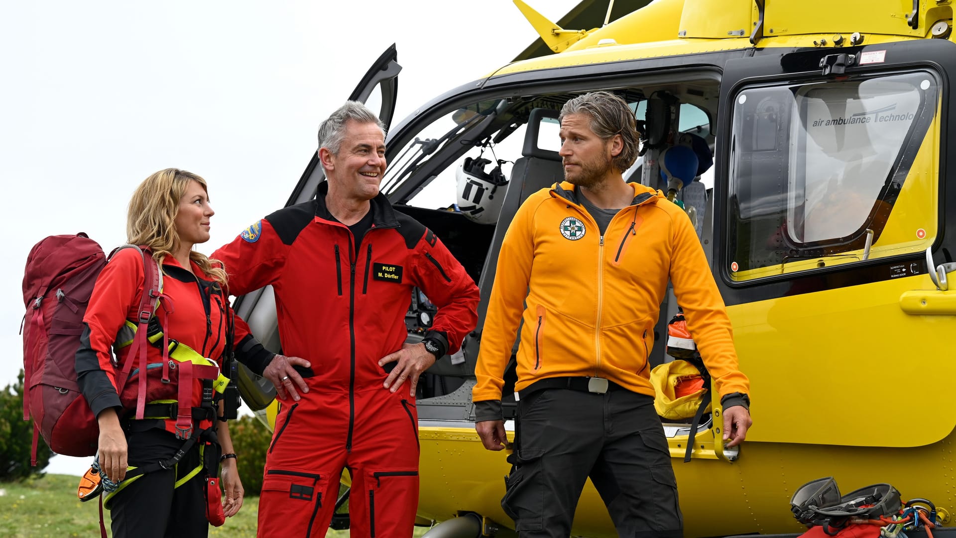 "Die Bergretter": Michi (Robert Lohr)), Katharina (Luise Bähr) und Markus (Sebastian Ströbel).