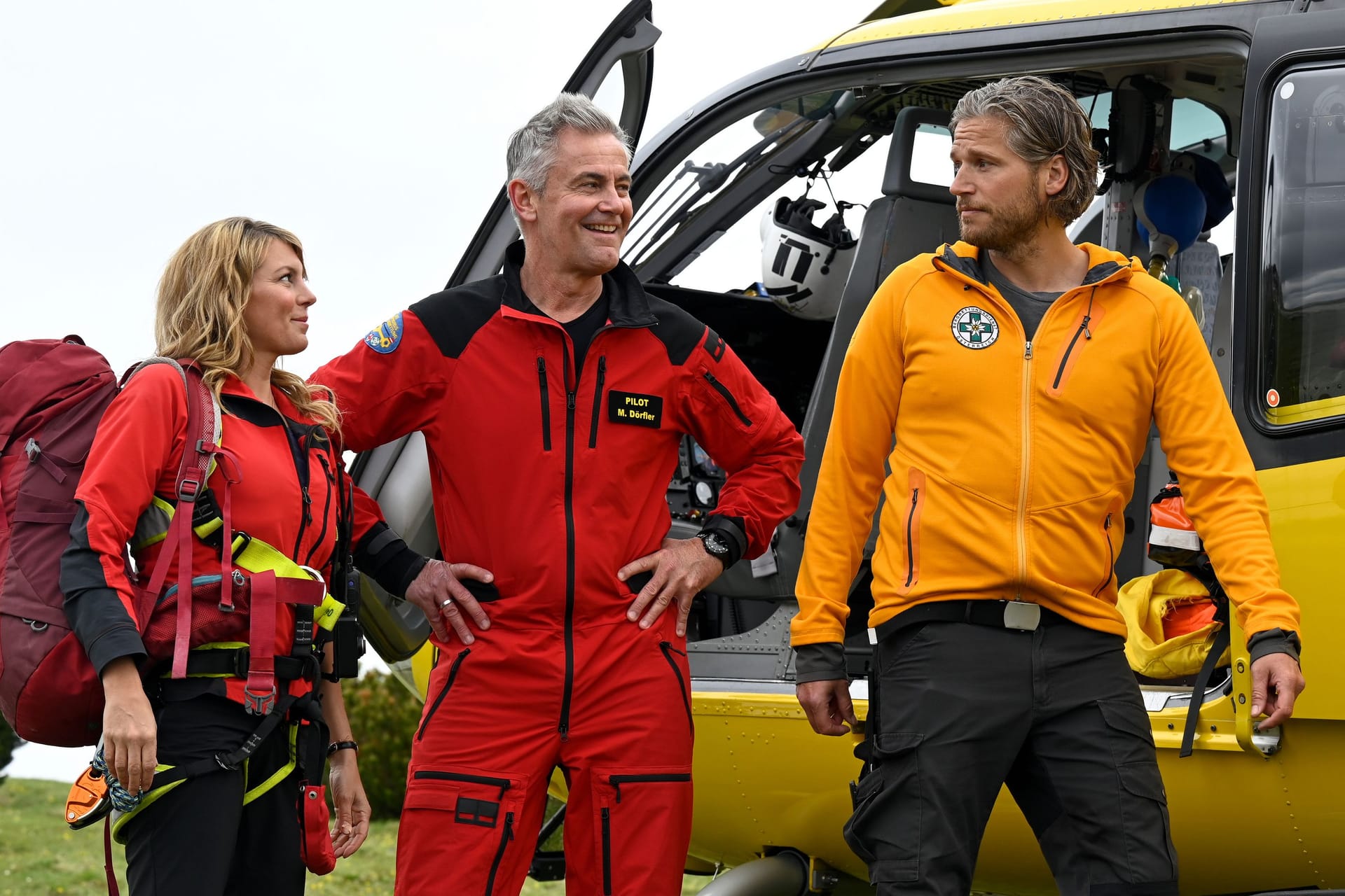 "Die Bergretter": Michi (Robert Lohr)), Katharina (Luise Bähr) und Markus (Sebastian Ströbel).