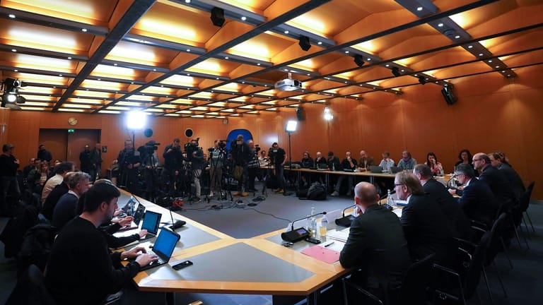 Zahlreiche Medienvertreter verfolgen im Rathaus die Pressekonferenz zum Ermittlungsstand der Amoktat: Fast zwei Stunden lang wurden Fragen gestellt.