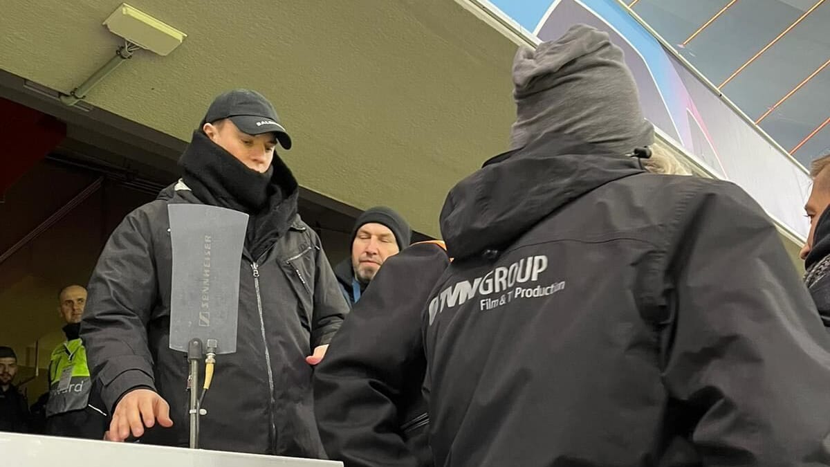 Manuel Neuer (l.) beim Betreten der Tribüne.