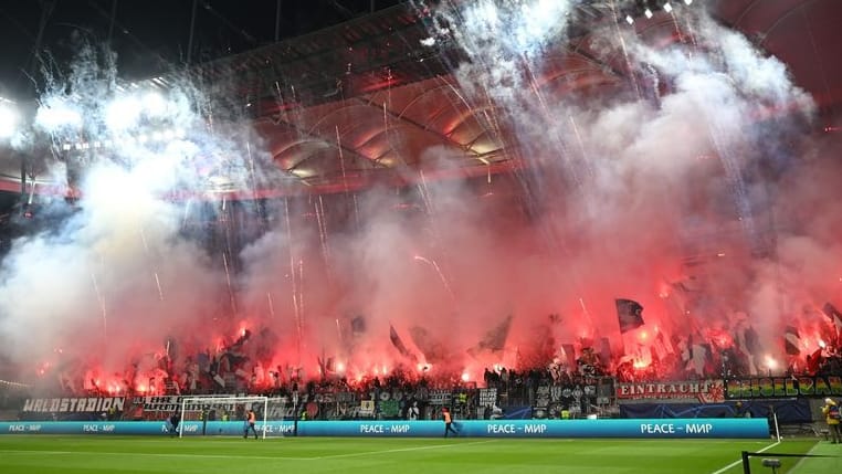 Fans von Eintracht Frankfurt: Die Anhänger der Adler dürfen nicht nach Neapel reisen.