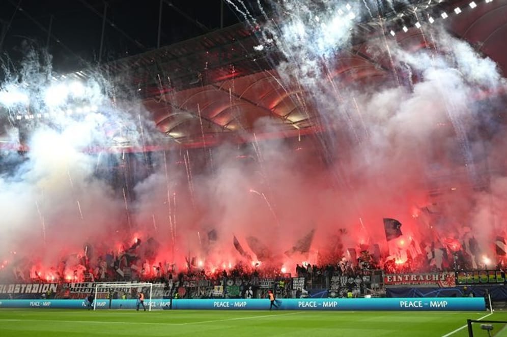 Fans von Eintracht Frankfurt: Die Anhänger der Adler dürfen nicht nach Neapel reisen.