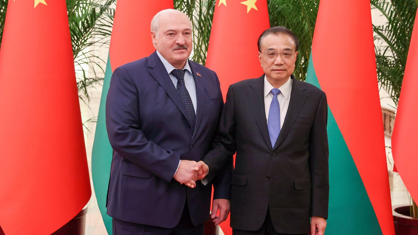 Alexander Lukashenko und Chinas Premierminister Li Keqiang: Der belarussische Diktator ist frei Tage zu Besuch in China.