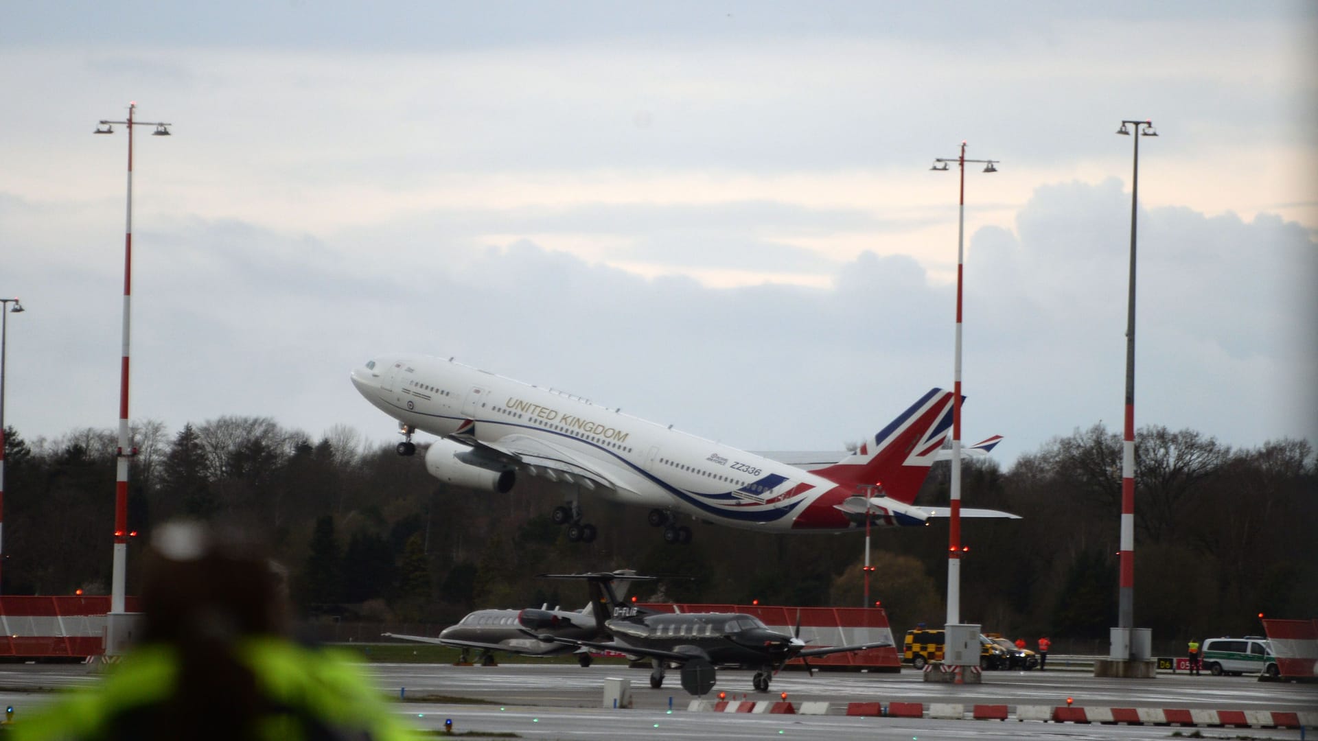 Um 17.47 Uhr hob der Flieger mit King Charles III. am Hamburger Flughafen mit Ziel London ab. Um 17.47 Uhr hob der Flieger mit King Charles III. am Hamburger Flughafen mit Ziel London ab.