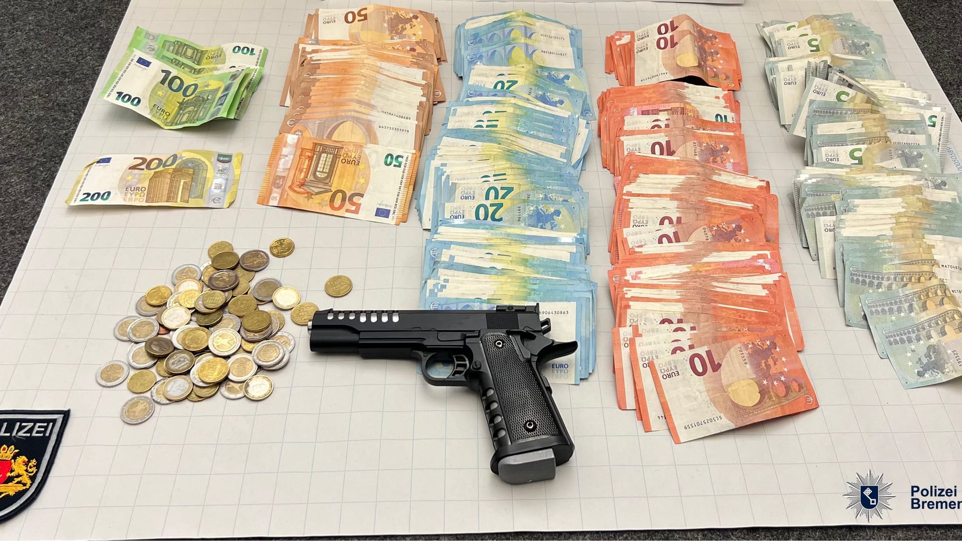 Die Beamten stellten unter anderem Bargeld und eine Softair-Pistole sicher.