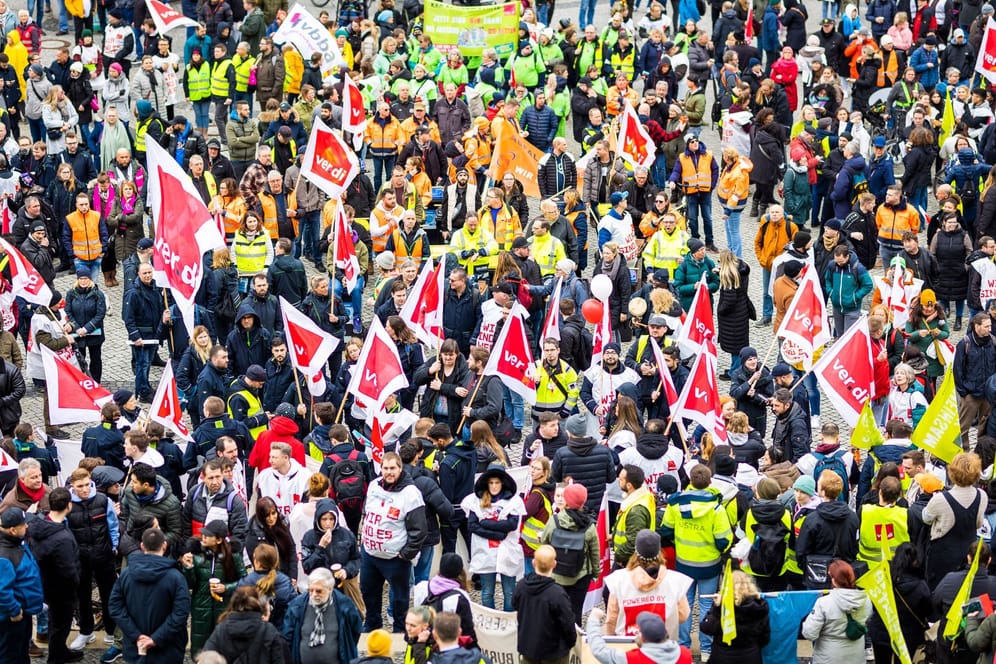 Warnstreiks in der Region: Demonstranten nehmen an einer Kundgebung auf dem Trammplatz vor dem Neuen Rathaus in Hannover teil.